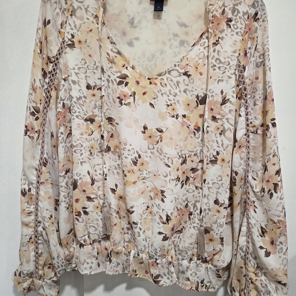 Daytrip Tops - Daytrip Floral V-Neck Blouse in Cream and Tan